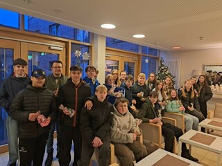 Marienschule basteln mit Bewohner des Mutter Teresa Hauses